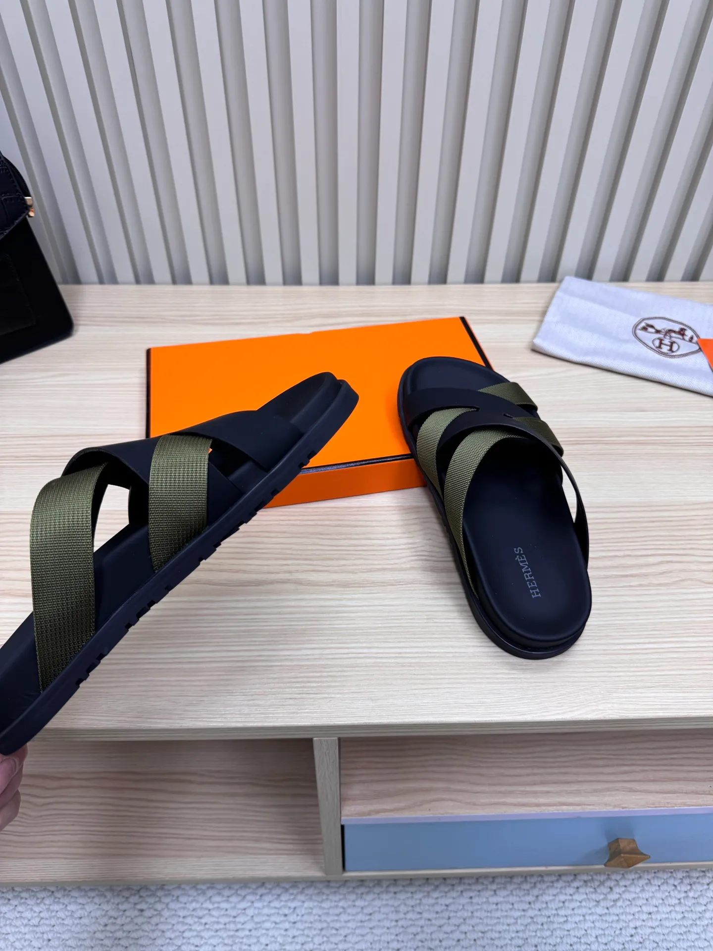 👟👟Ex-factory price 502👟👟 (Top version) Hermes 🐎The extremely popular couple's second uncle slippers/the latest snake print sandals and slippers, paired with various colorful socks, so trendy!  ———————— Upper: imported cowhide/sheep leather/cloth/palmprint leather lining: imported cowhide/sheepskin outsole: Tpu non-slip and wear-resistant outsole Female size: 35-42 (40.41.42 non-returnable and non-exchangeable) Male code: 39-45 (45 non-returnable and non-exchangeable)
